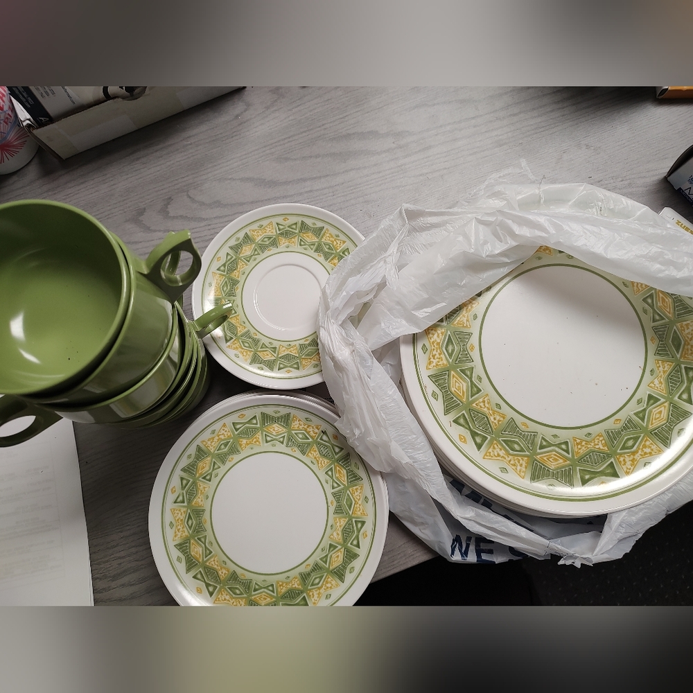 Vintage Miramar Melmac 32 Piece Plate & Cup Set